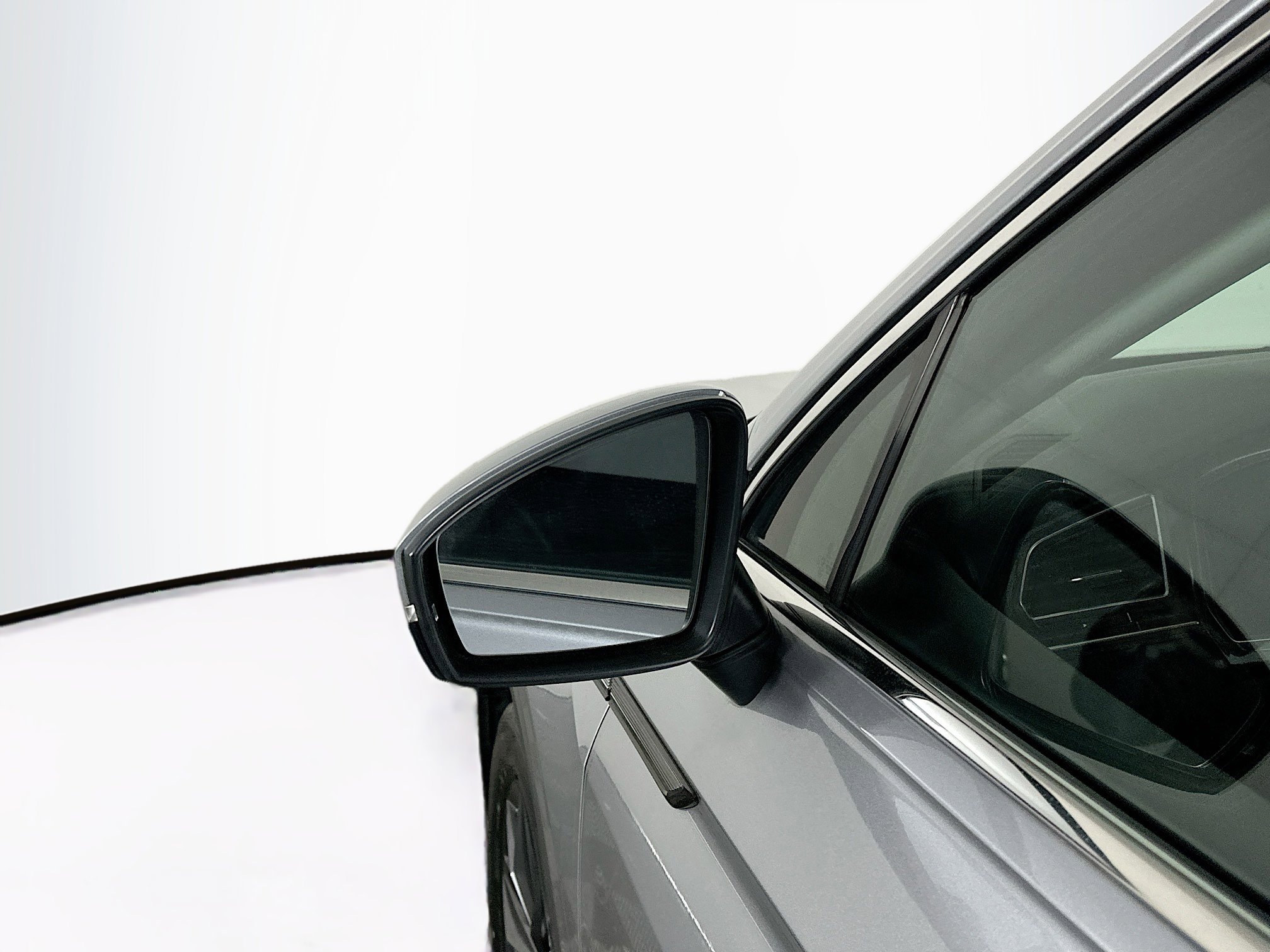 Used 2022 Volkswagen Tiguan SE w/ Panoramic Sunroof Package image 16