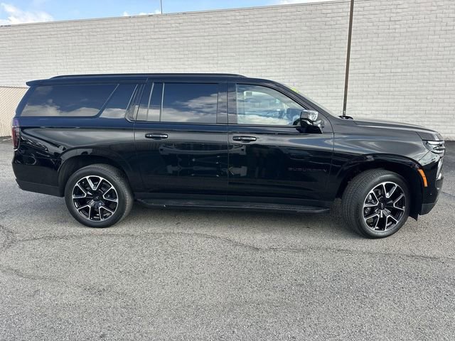 Used 2025 Chevrolet Suburban RST image 3