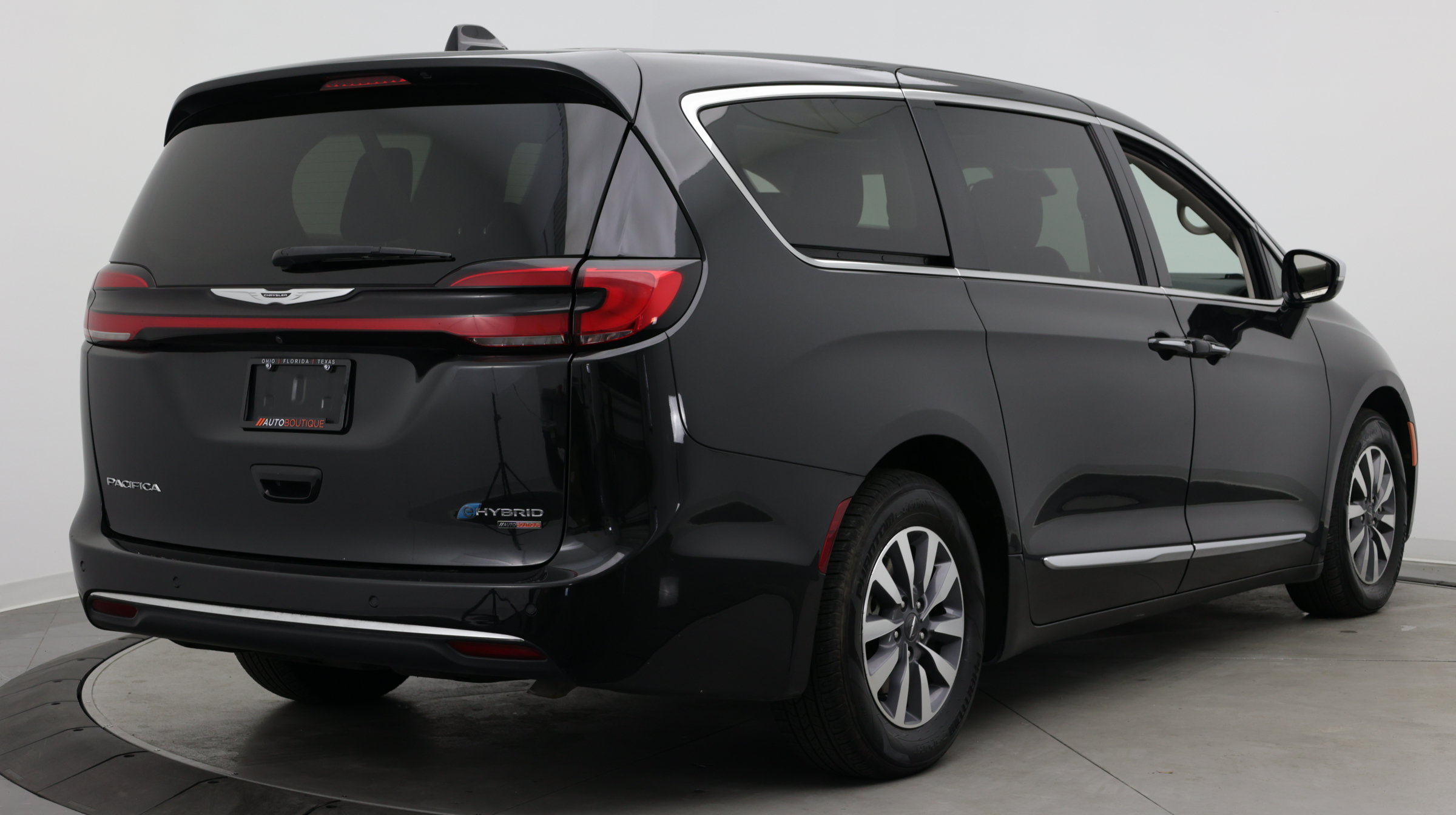 Used 2023 Chrysler Pacifica Limited FWD image 10