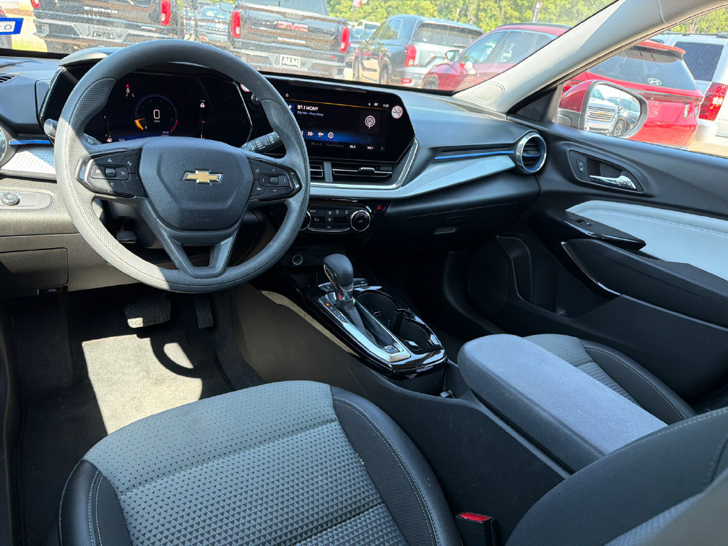 Used 2025 Chevrolet Trax LT FWD image 18