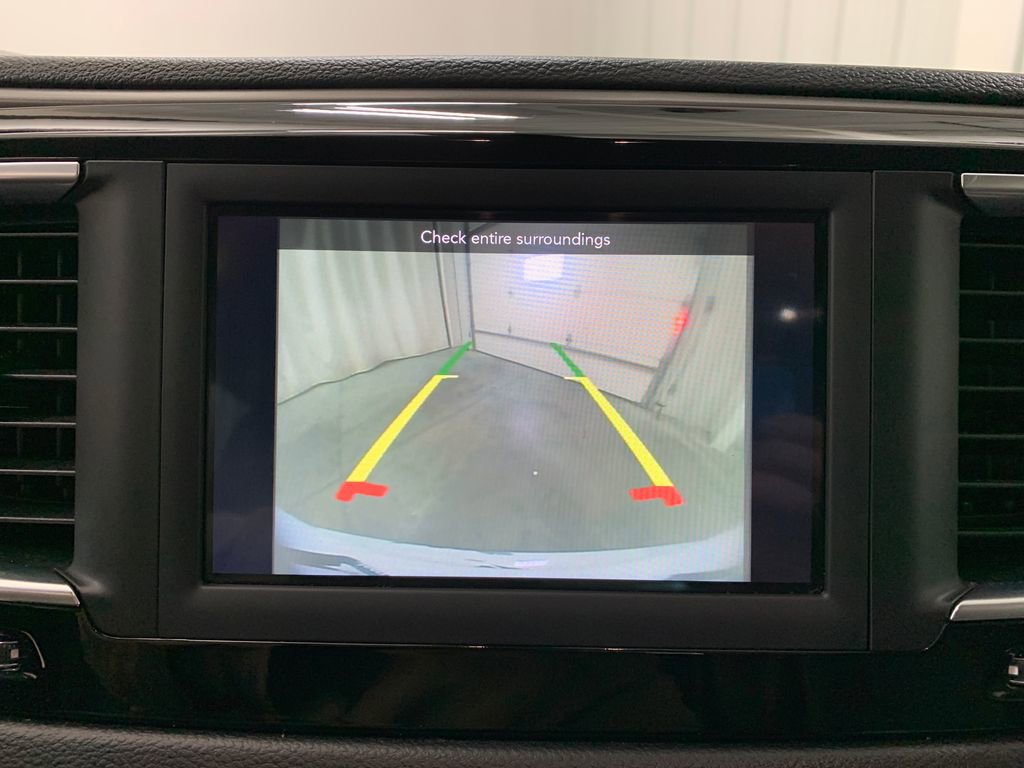 Used 2020 Chrysler Pacifica Touring-L FWD image 29