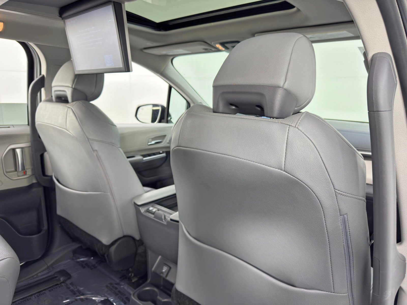 Used 2024 Toyota Sienna Limited image 41