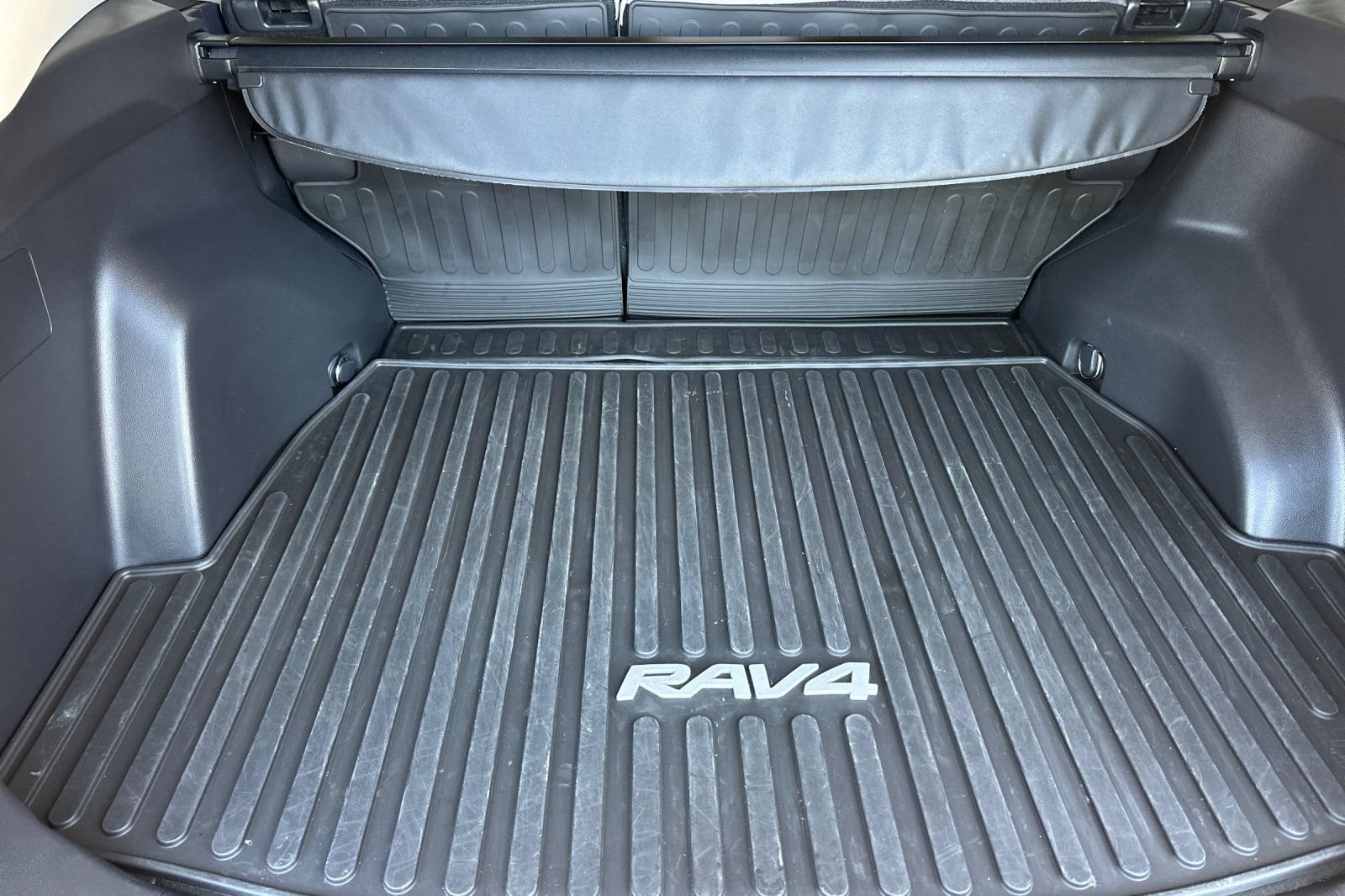 Used 2024 Toyota RAV4 XLE w/ Convenience Package FWD image 16