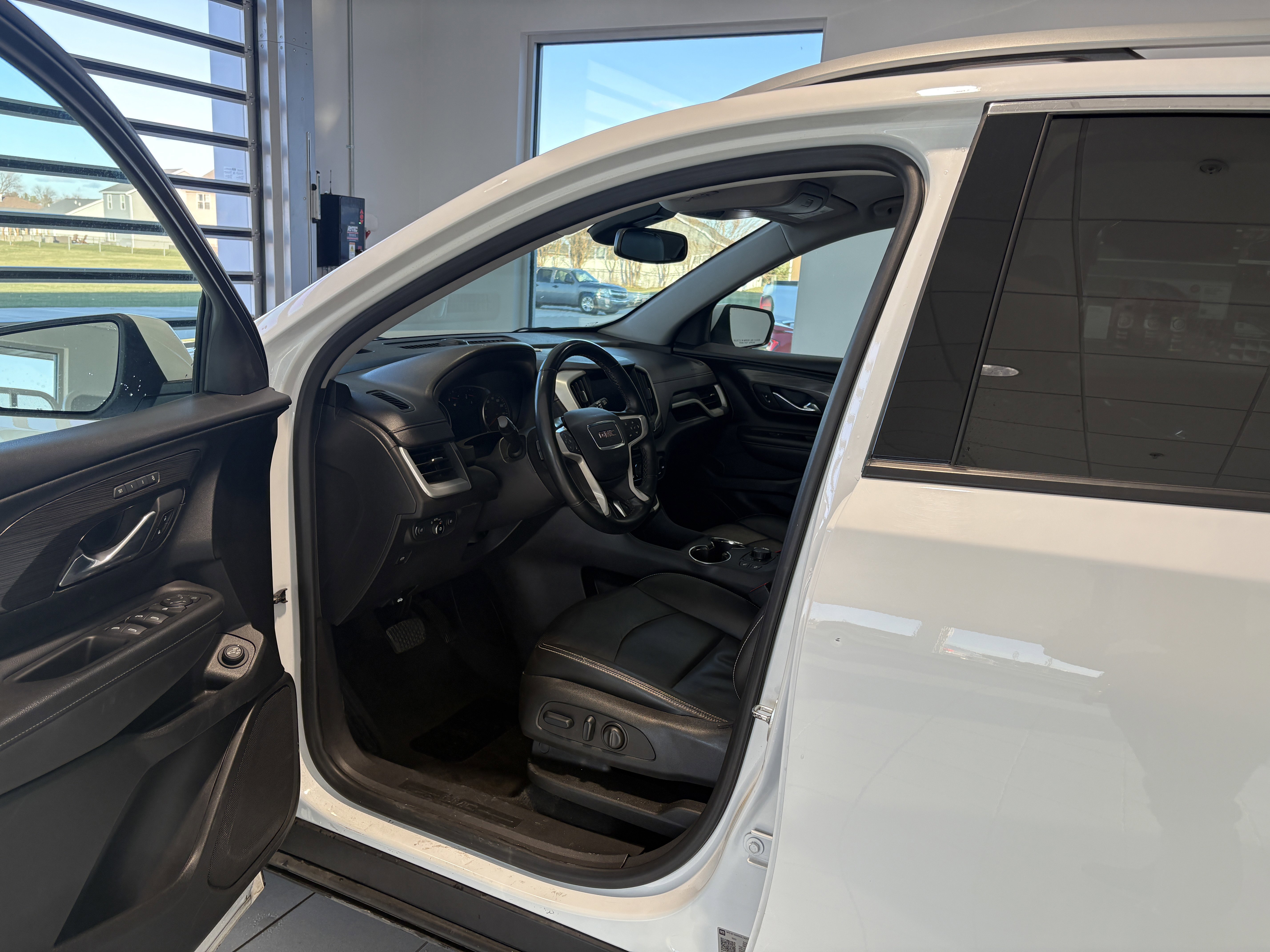 Used 2023 GMC Terrain SLT image 9