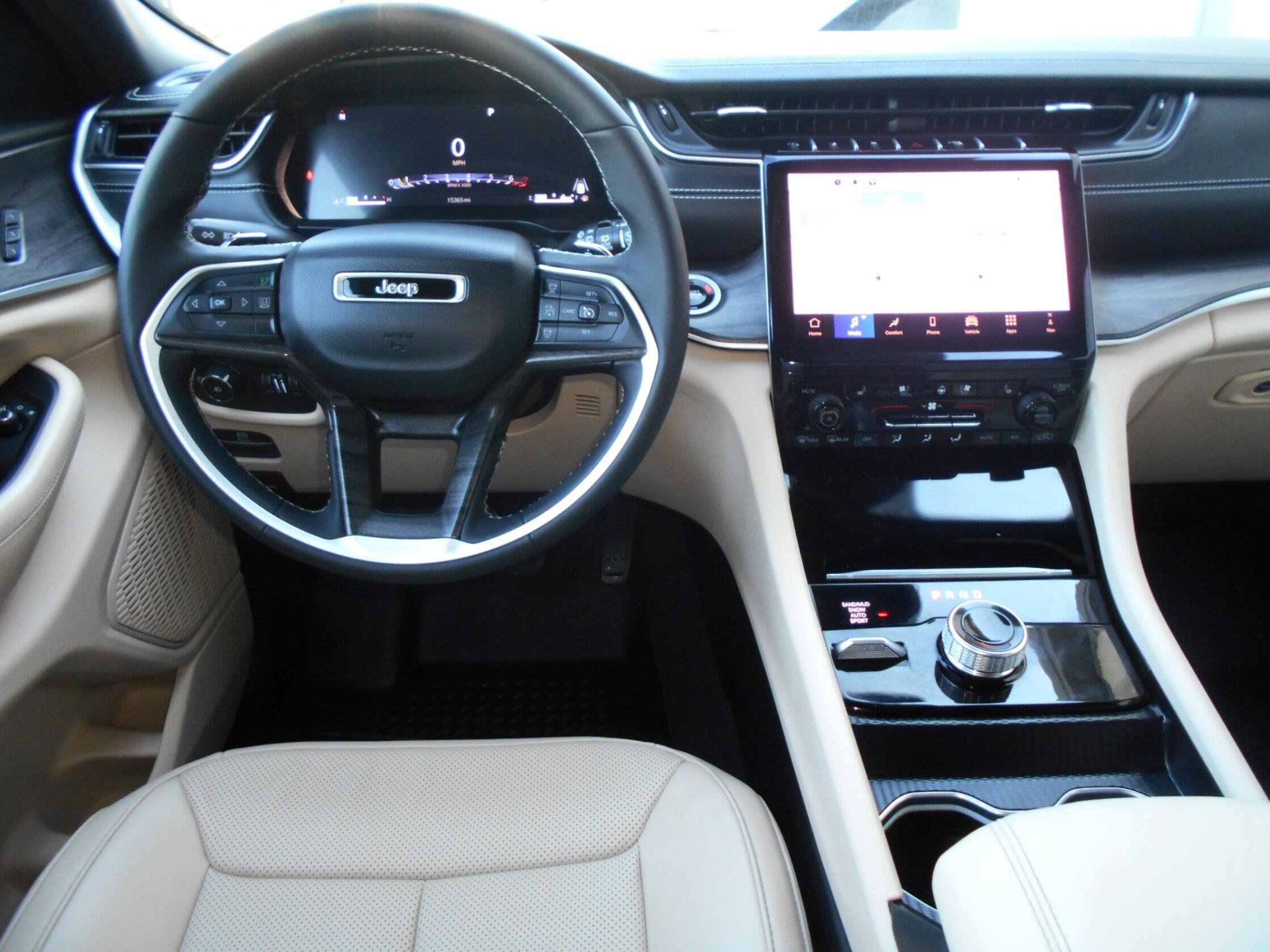 Certified 2024 Jeep Grand Cherokee Limited w/ Luxury Tech Group II AWD/4WD image 4