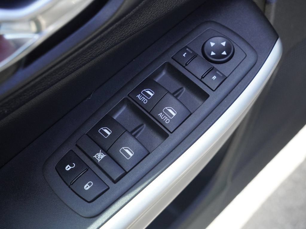 Used 2022 Jeep Cherokee Latitude AWD/4WD image 9