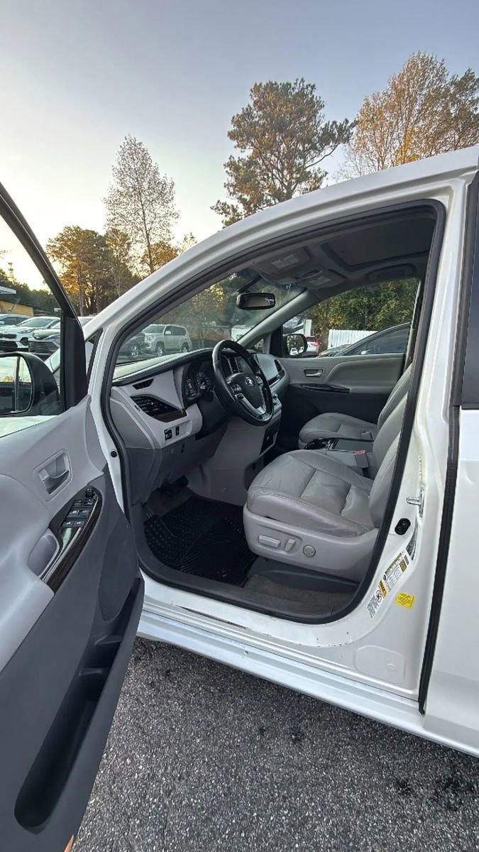 Used 2016 Toyota Sienna XLE image 14