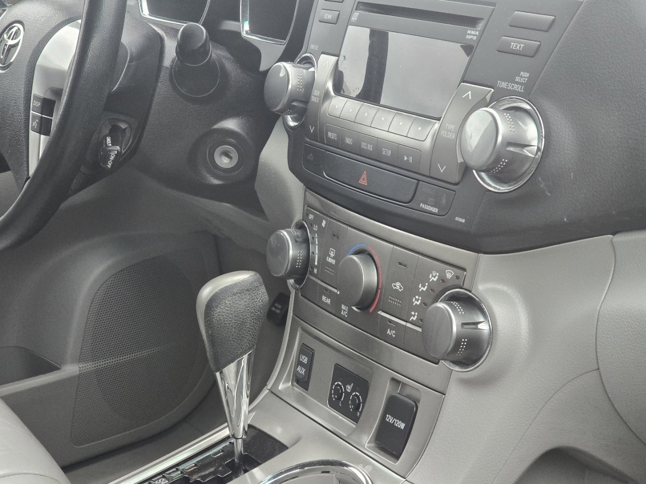 Used 2011 Toyota Highlander SE w/ Tow Pkg image 18