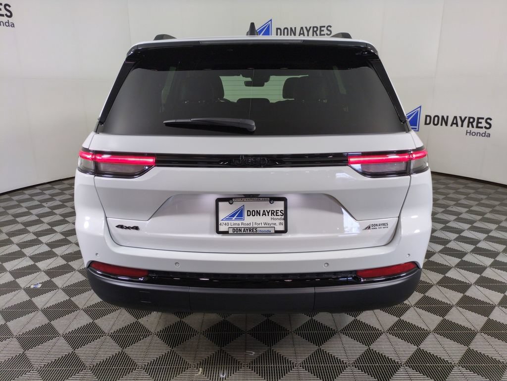 Used 2025 Jeep Grand Cherokee Altitude w/ Trailer Tow Package AWD/4WD image 4
