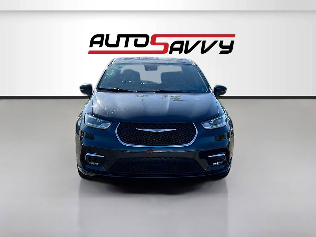 Used 2023 Chrysler Pacifica Touring FWD image 2