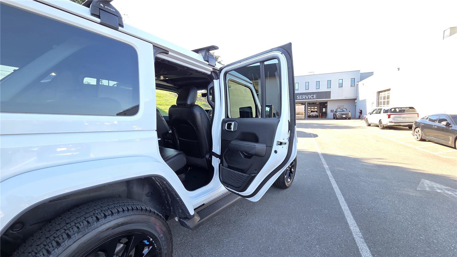 Used 2022 Jeep Wrangler Unlimited Sahara w/ Cold Weather Group AWD/4WD image 30