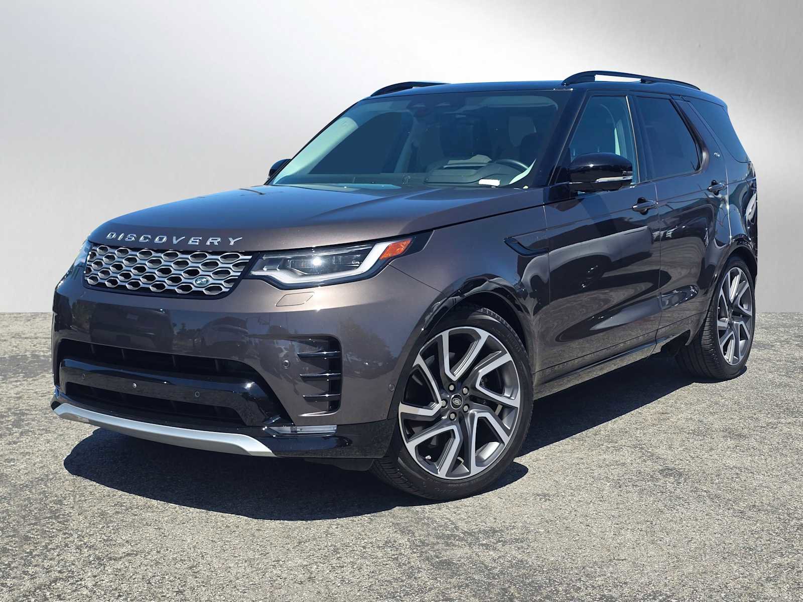 Used 2025 Land Rover Discovery Metropolitan Edition AWD/4WD image 1
