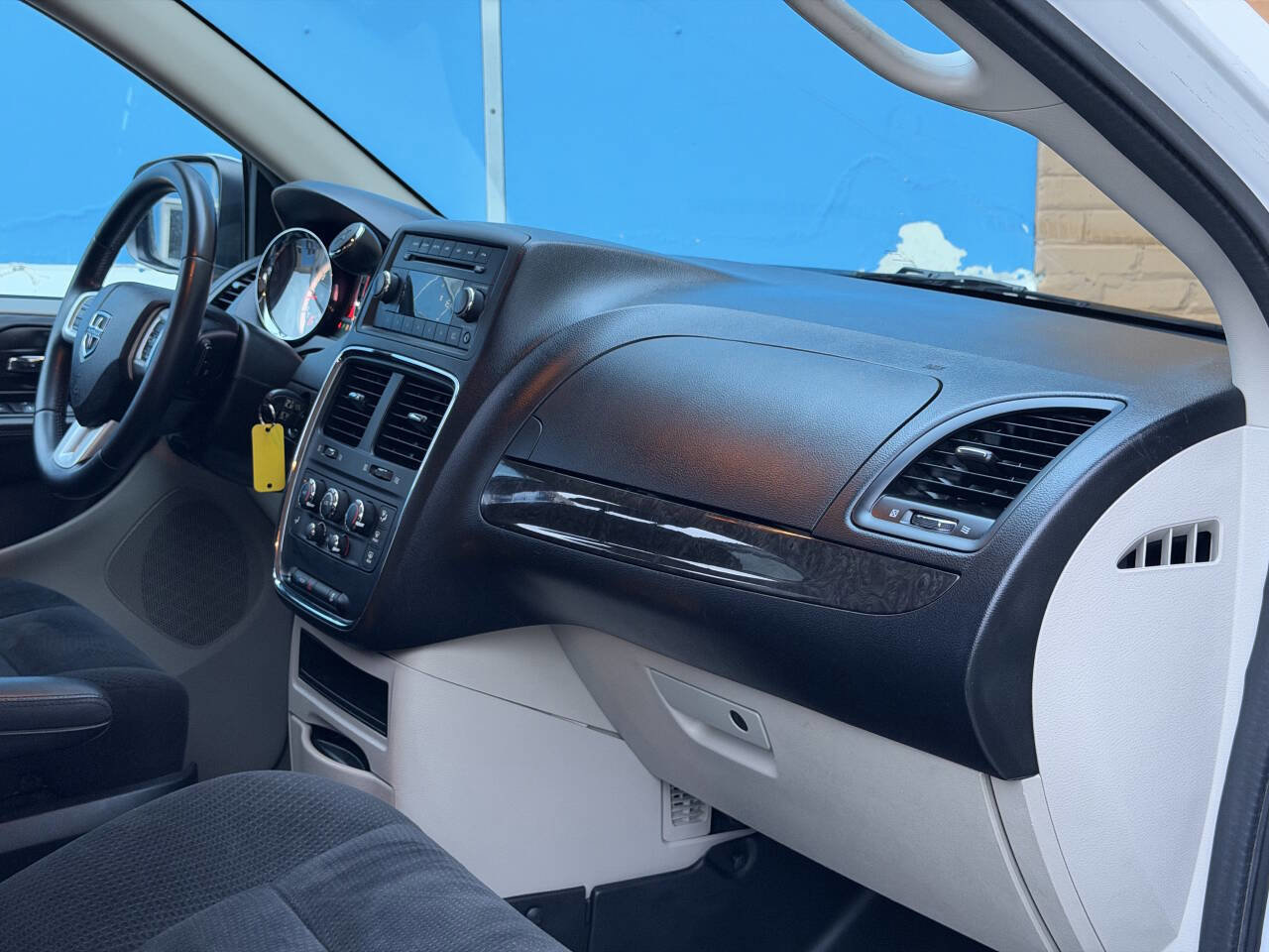 Used 2016 Dodge Grand Caravan SXT w/ Rear Park Assist Package image 36
