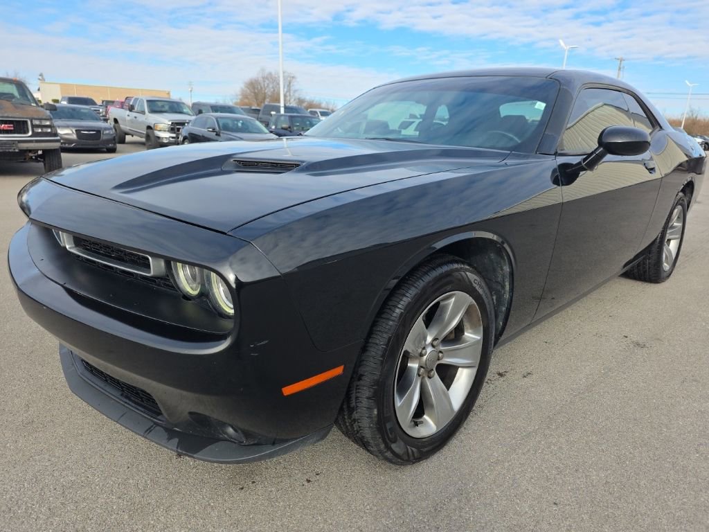 Used 2018 Dodge Challenger SXT image 1
