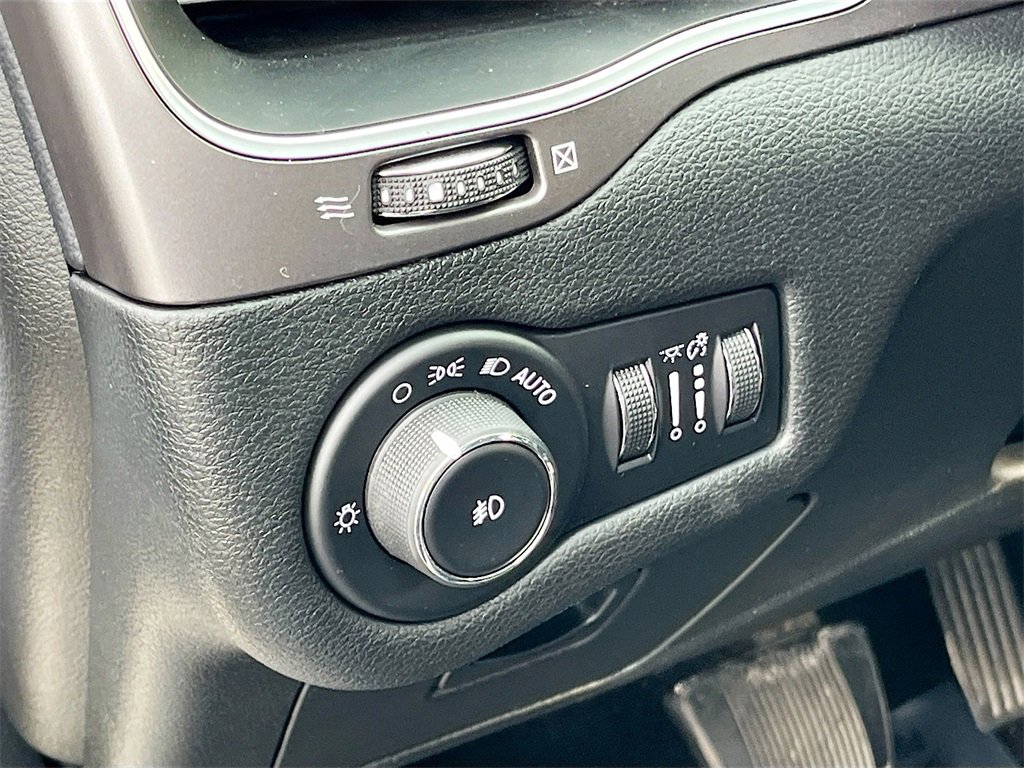 Certified 2019 Jeep Cherokee Latitude Plus image 10