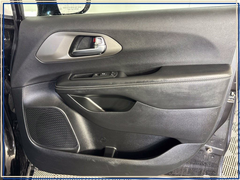 Certified 2025 Chrysler Pacifica Select FWD image 41
