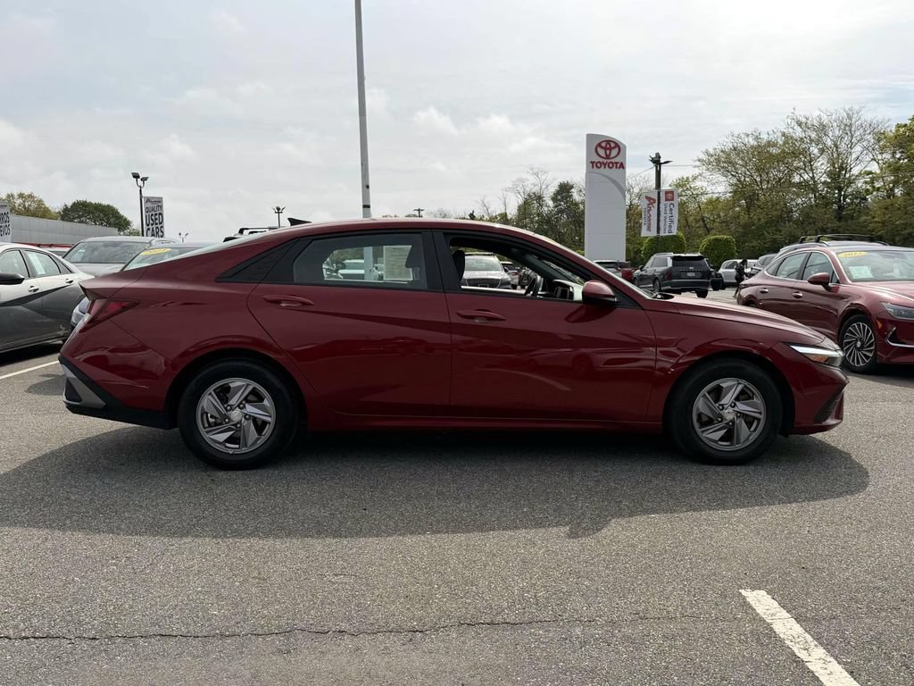 Certified 2024 Hyundai Elantra SE FWD image 8