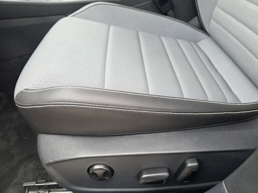 Used 2025 Volkswagen Jetta SE image 17