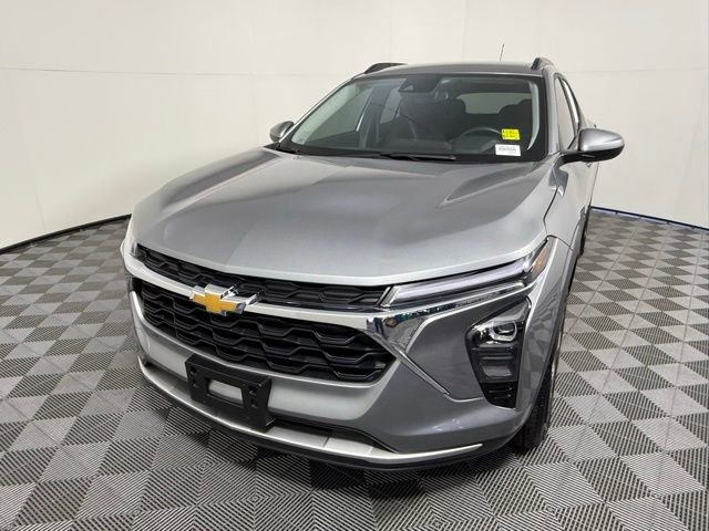 Used 2025 Chevrolet Trax LT w/ LT Convenience Package image 2