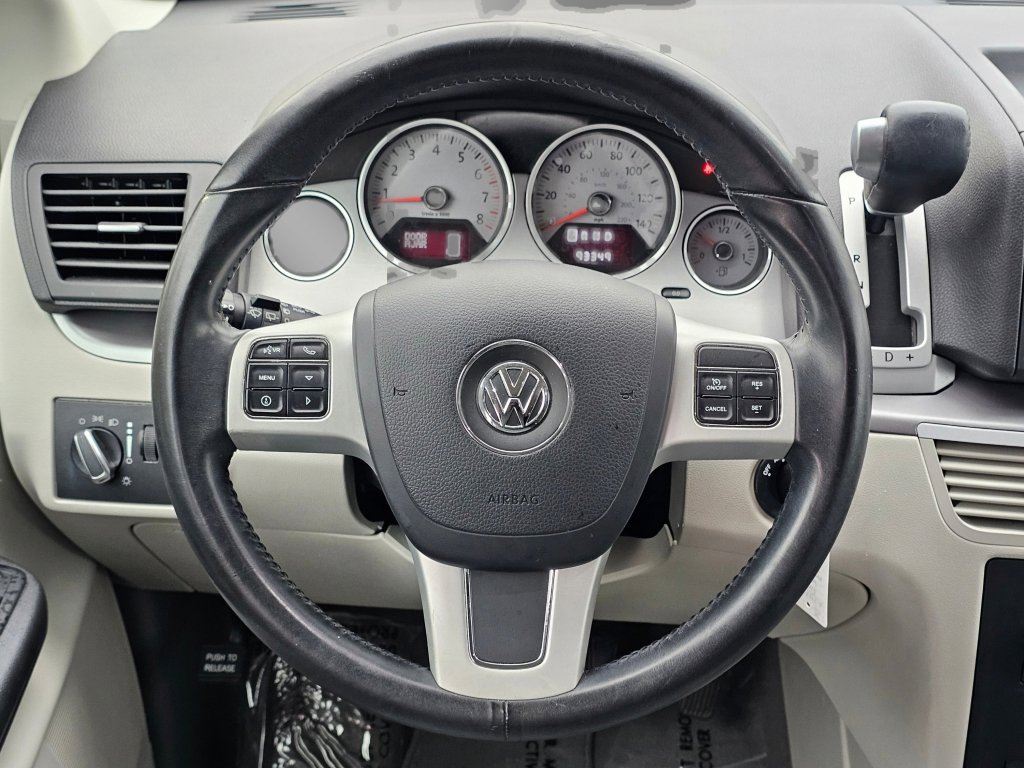Used 2012 Volkswagen Routan SE image 5