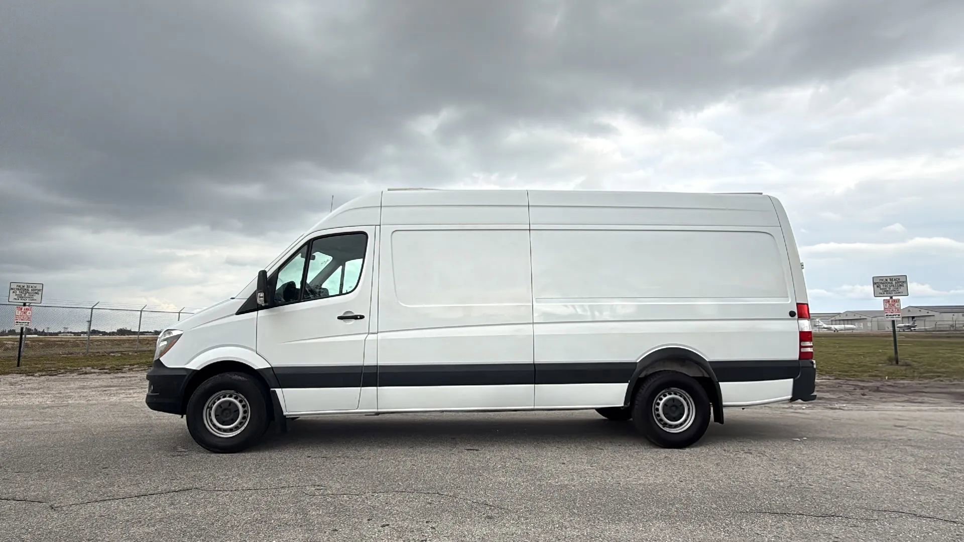 Used 2017 Mercedes-Benz Sprinter 2500 image 2