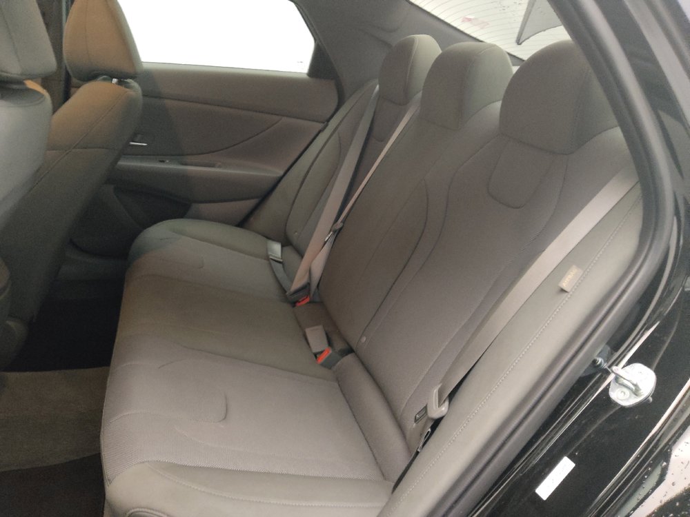 Used 2025 Hyundai Elantra SE image 18