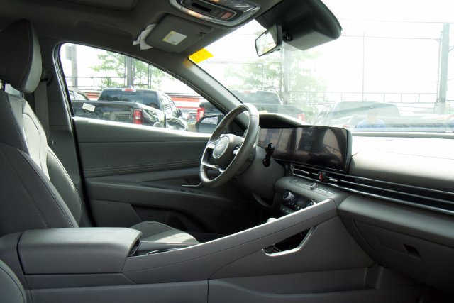 Used 2025 Hyundai Elantra SEL FWD image 26