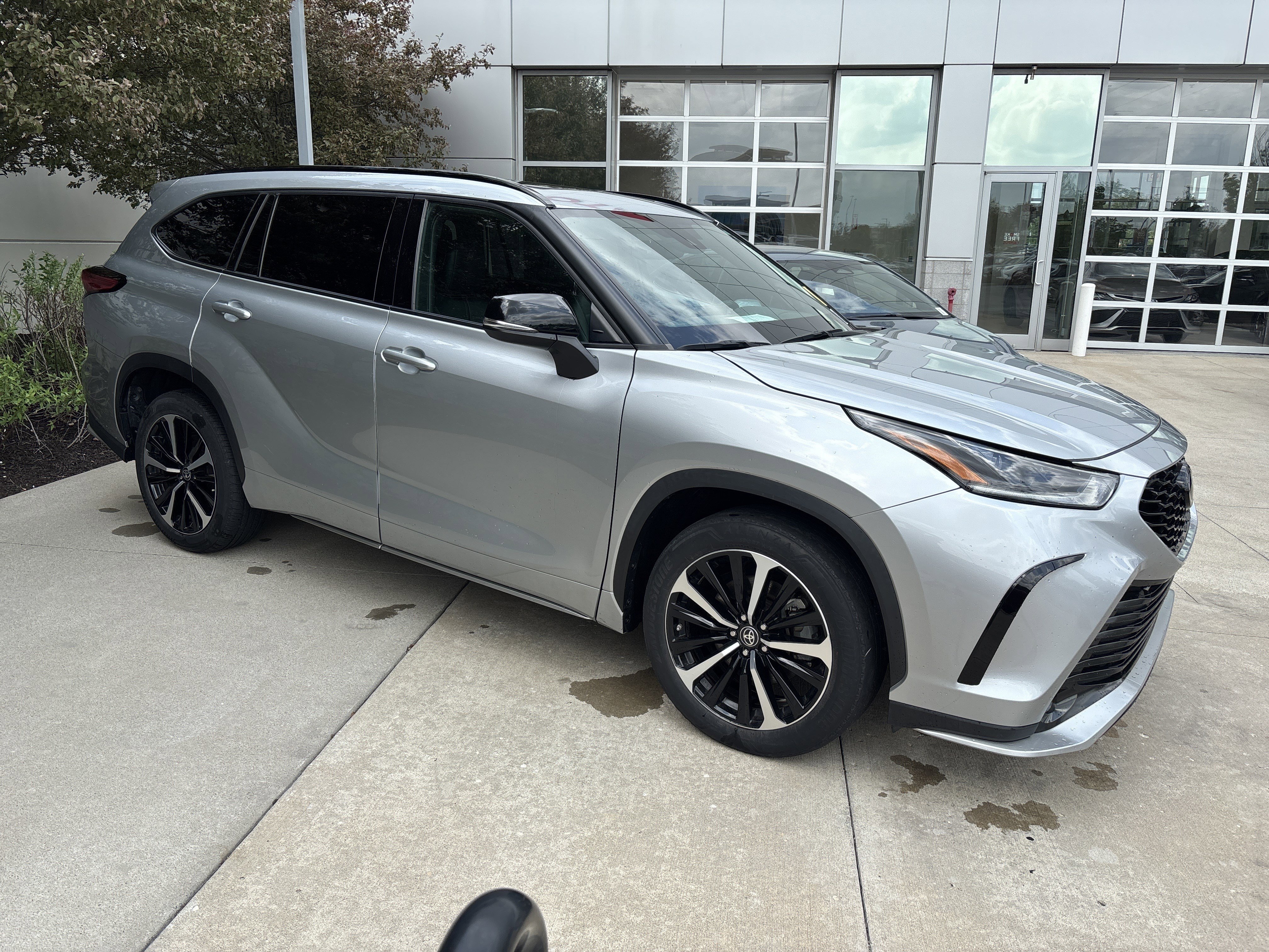 Used 2022 Toyota Highlander XSE AWD/4WD image 2