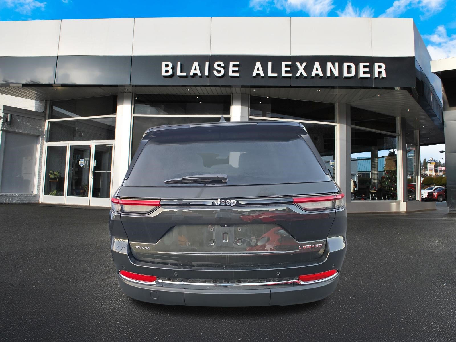 Used 2023 Jeep Grand Cherokee Limited AWD/4WD image 4