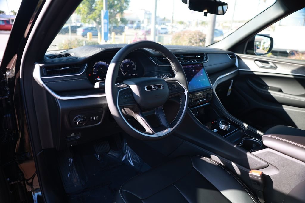 New 2025 Jeep Grand Cherokee Limited w/ Black Appearance Package image 10