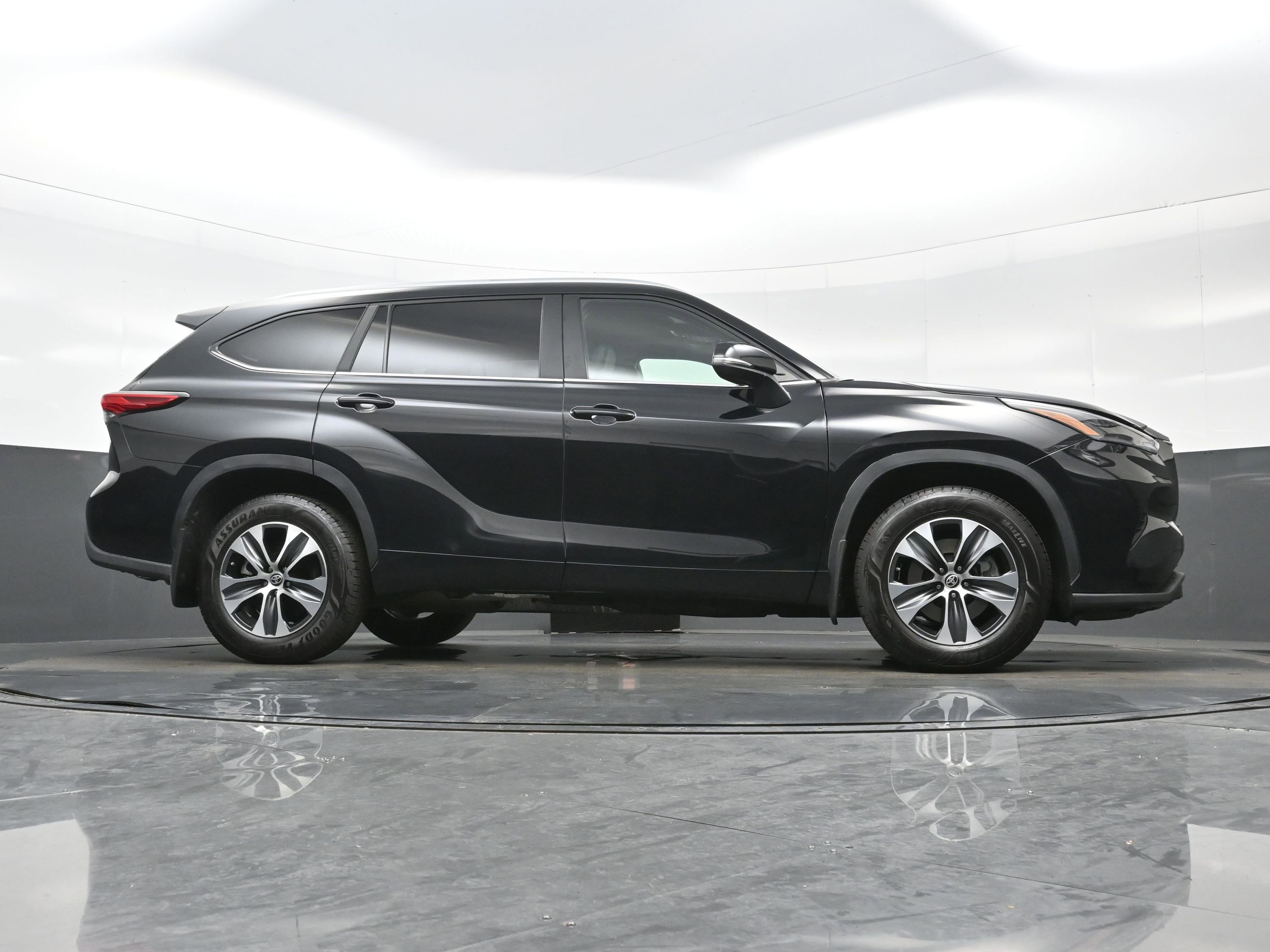 Used 2023 Toyota Highlander XLE AWD/4WD image 34