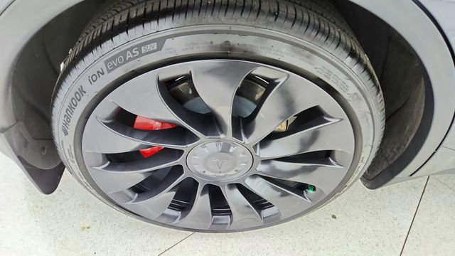 Used 2025 Tesla Model Y Performance image 58