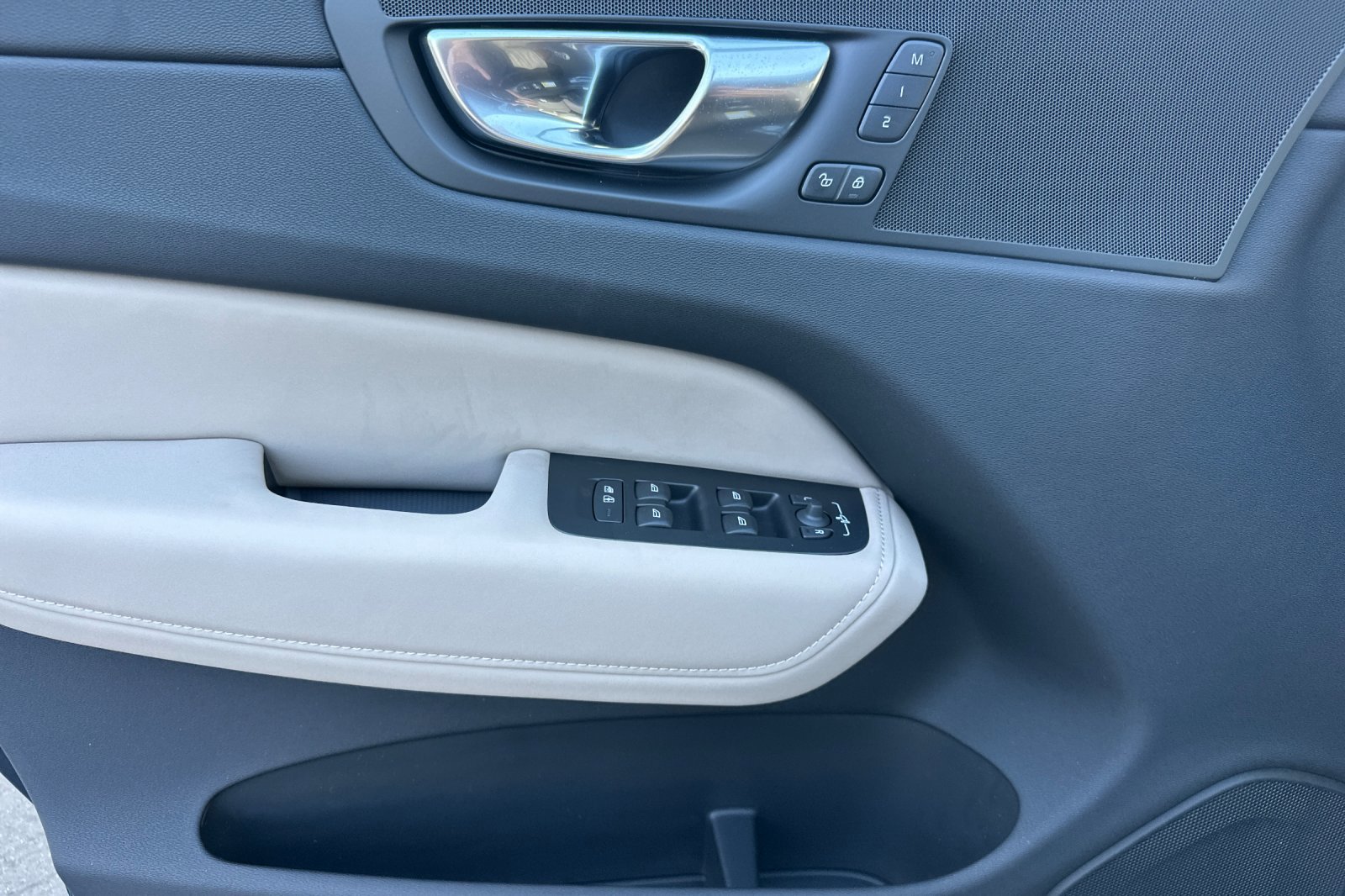 New 2026 Volvo XC60 B5 Plus w/ Climate Package image 9