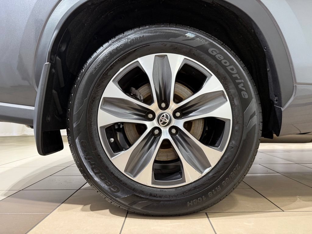 Used 2021 Toyota Highlander XLE AWD/4WD image 9