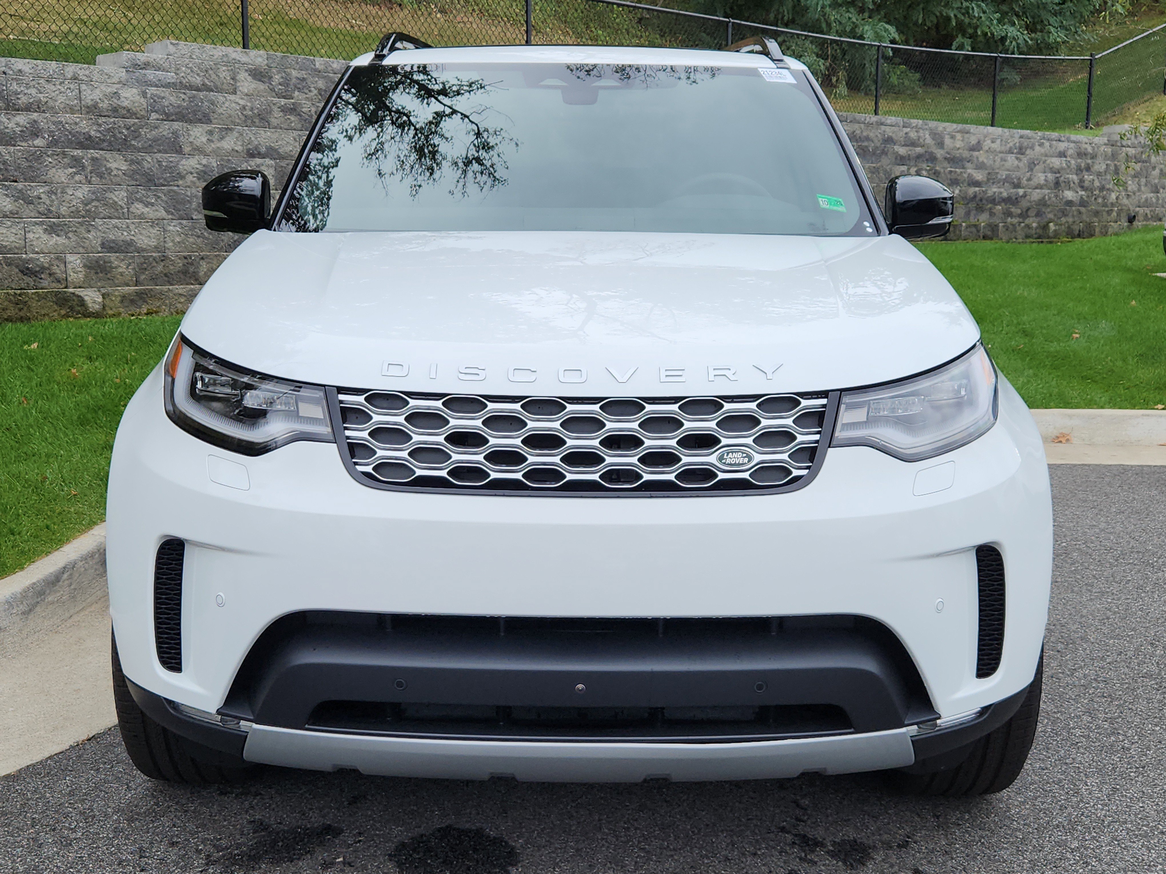 New 2025 Land Rover Discovery S image 8