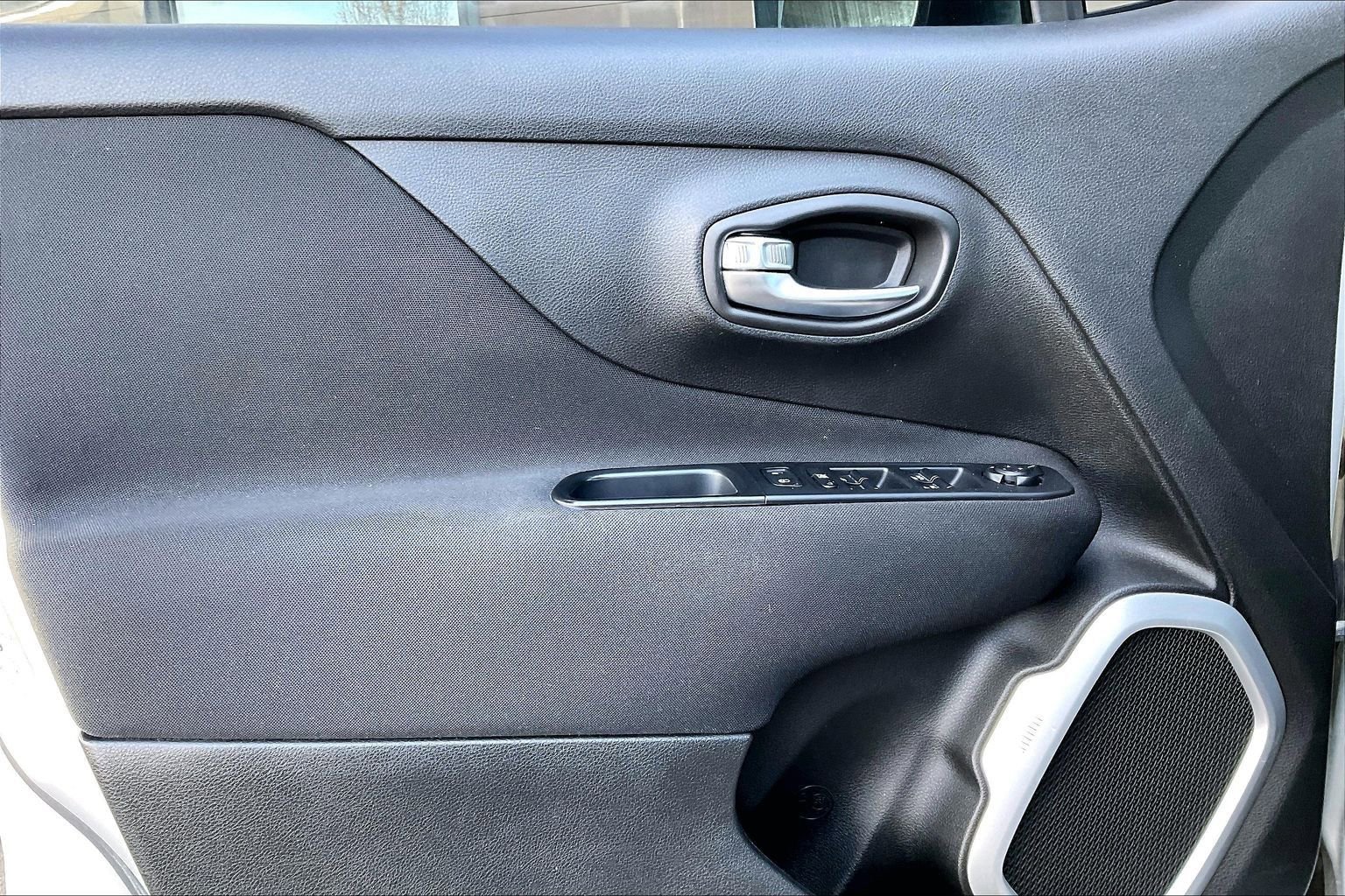 Used 2018 Jeep Renegade Latitude w/ UConnect 8.4 Nav Group image 15