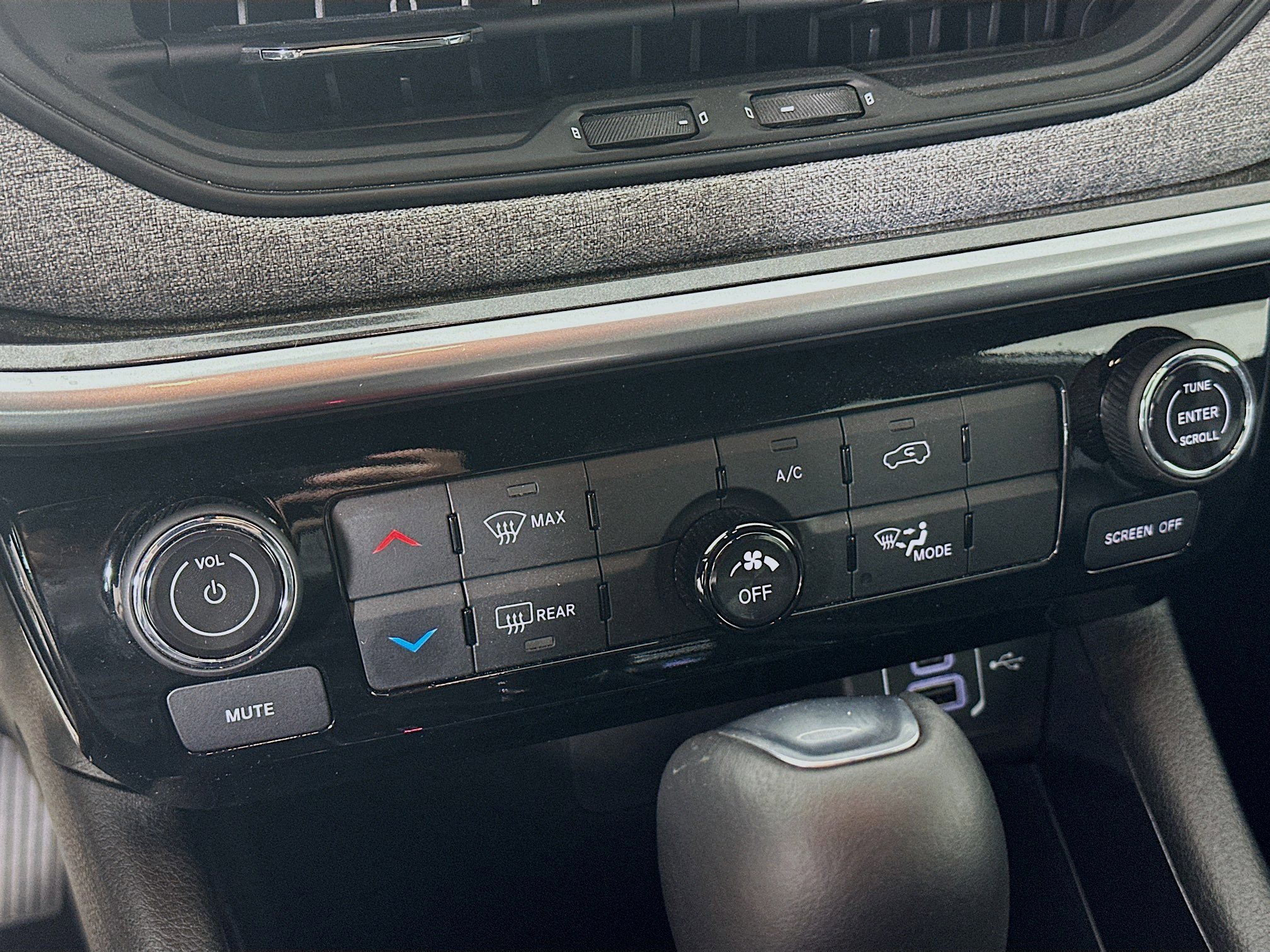 Certified 2025 Jeep Compass Latitude image 19