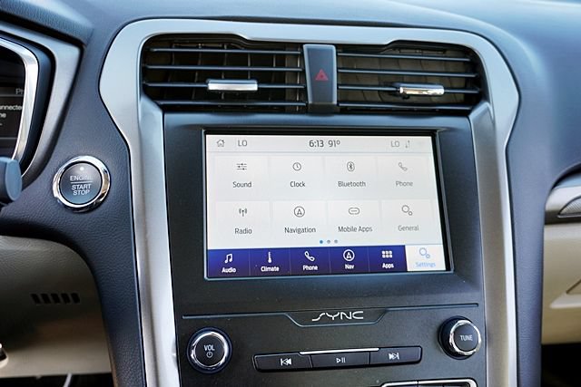 Used 2020 Ford Fusion SE FWD image 24