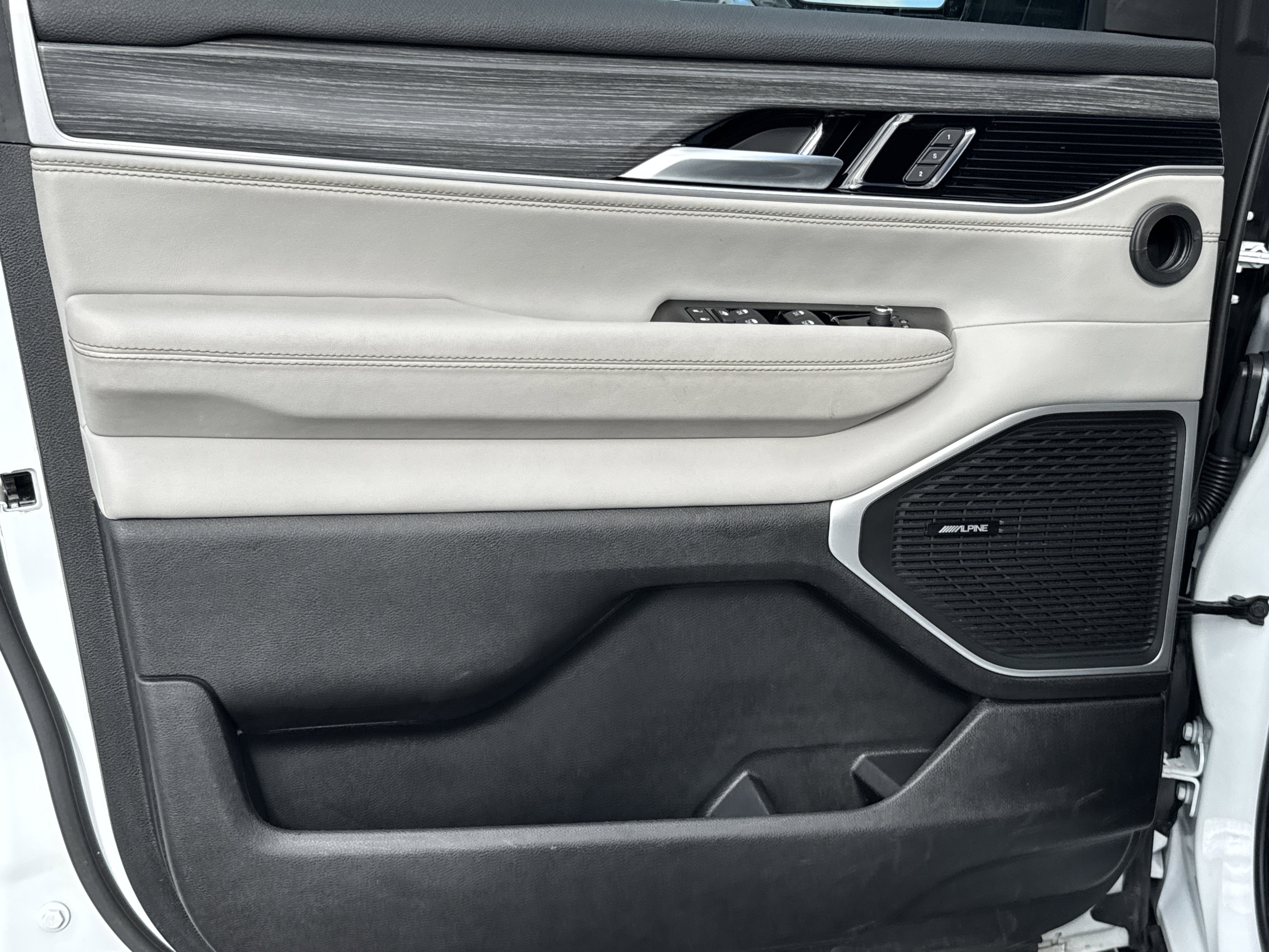 Used 2024 Jeep Wagoneer Series II w/ Flexible Seating Group image 11