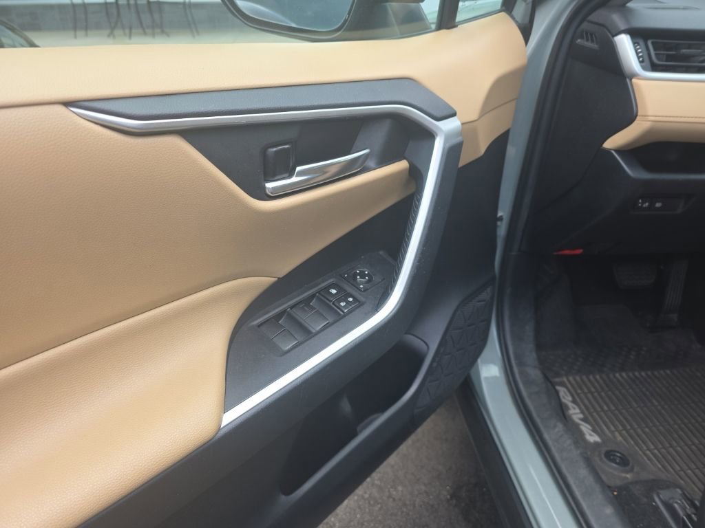 Used 2021 Toyota RAV4 XLE FWD image 19