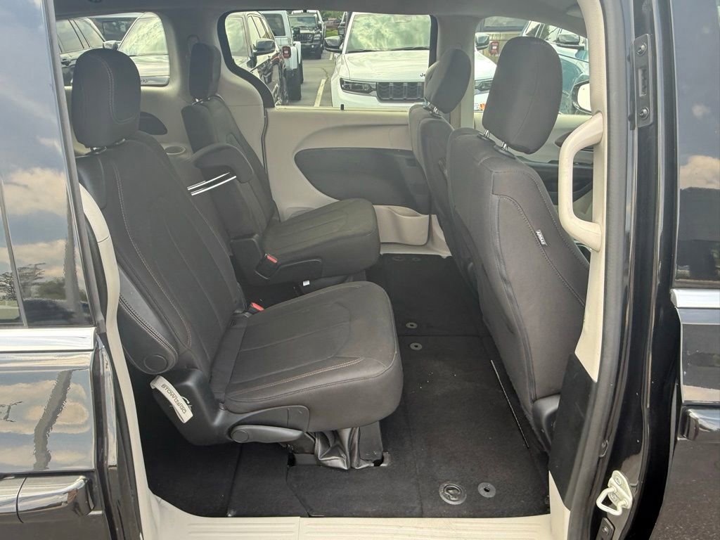 Used 2018 Chrysler Pacifica Touring Plus w/ Tire & Wheel Group FWD image 38