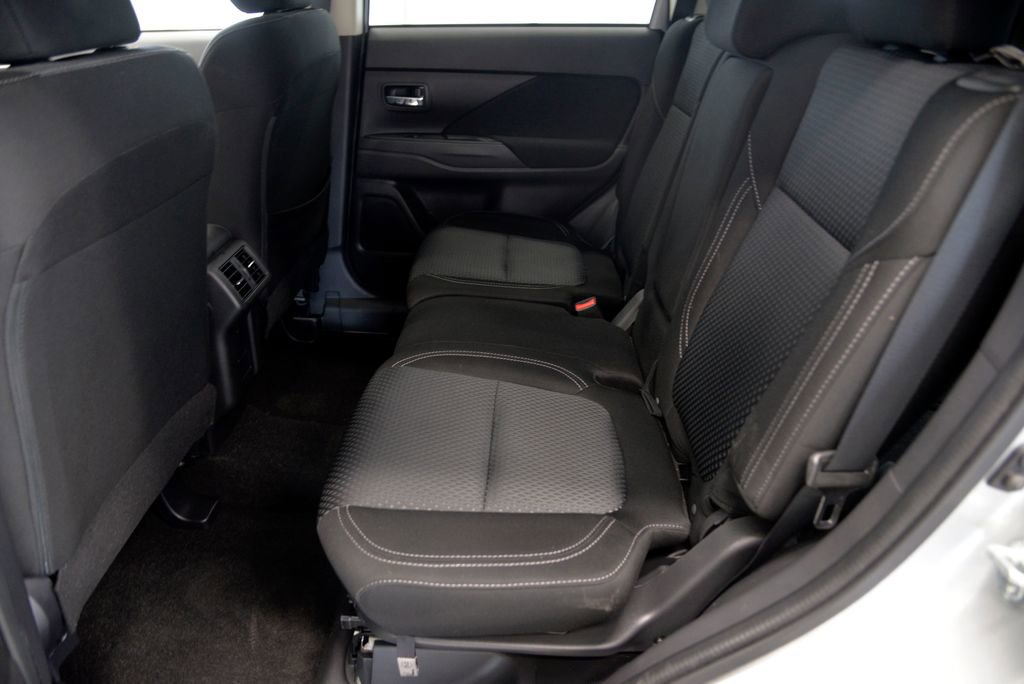 Used 2020 Mitsubishi Outlander SE image 26