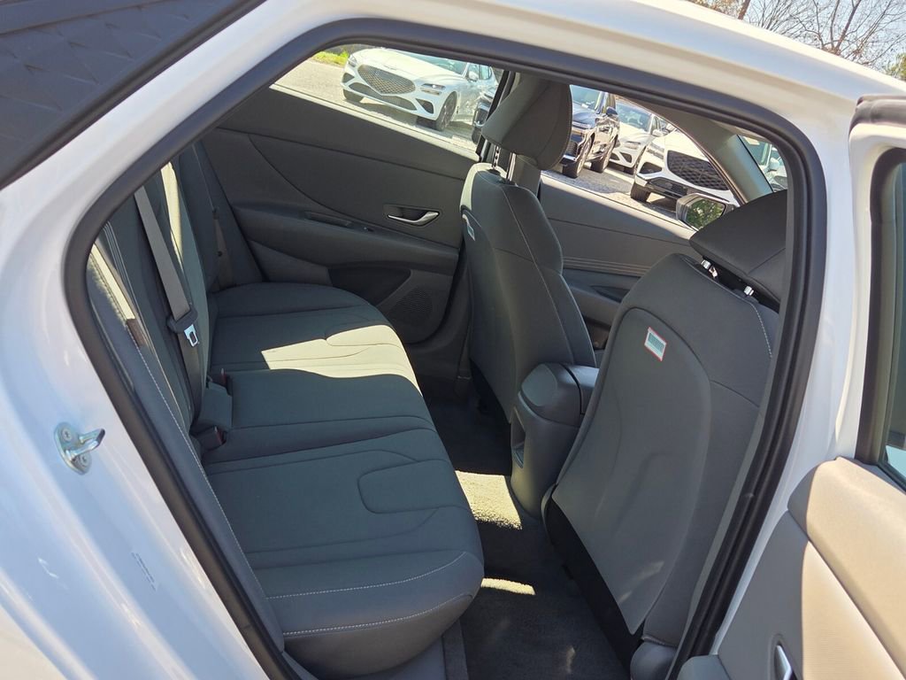Used 2025 Hyundai Elantra Sport image 14