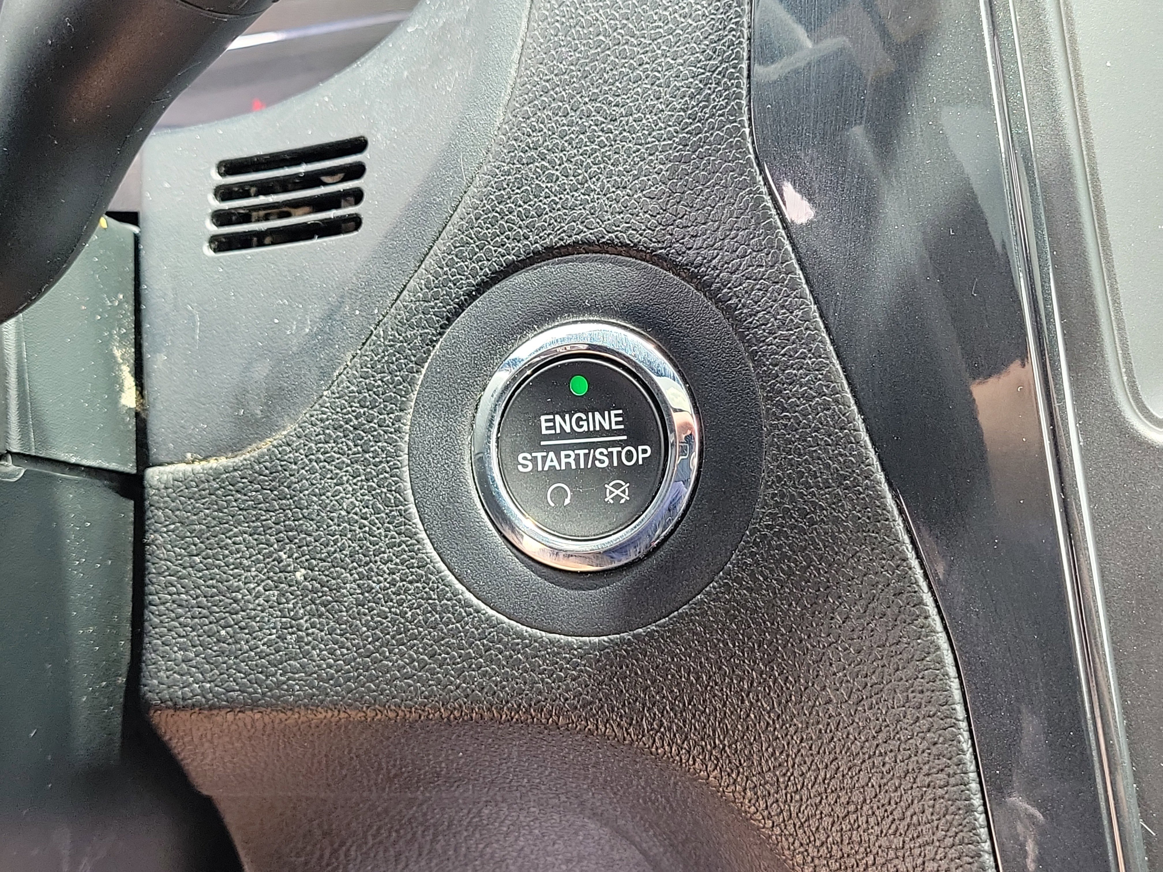Used 2018 Ford Explorer XLT w/ Equipment Group 202A AWD/4WD image 31