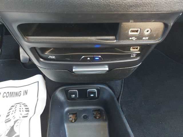 Used 2017 Chrysler Pacifica Limited w/ UConnect Theater Package FWD image 27