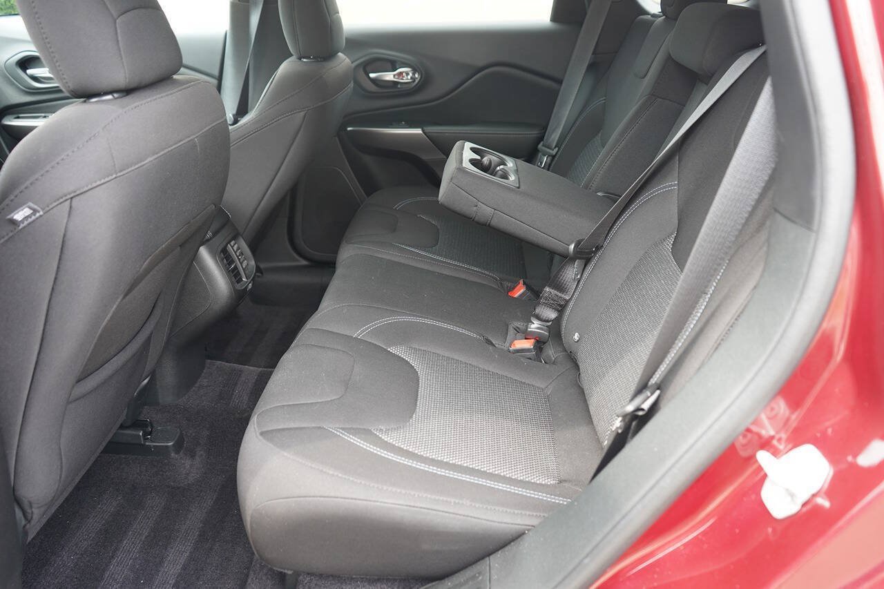 Used 2019 Jeep Cherokee Latitude w/ Cold Weather Group AWD/4WD image 15