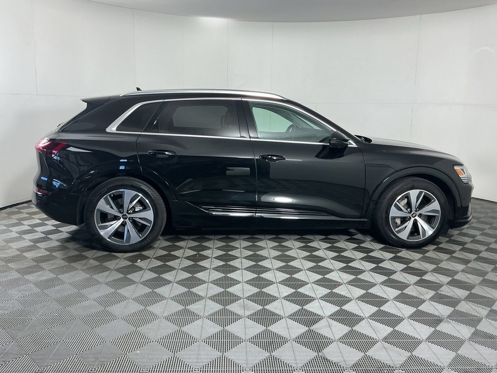 Used 2024 Audi Q8 e-tron Premium Plus w/ Premium Plus Package AWD/4WD image 9