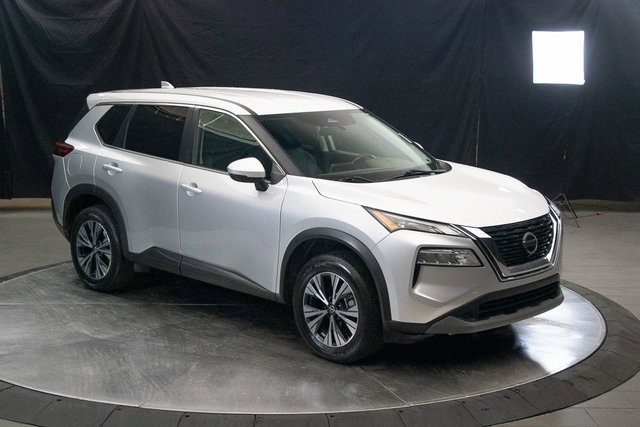 Used 2022 Nissan Rogue SV image 2