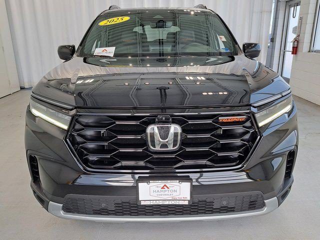 Used 2025 Honda Pilot TrailSport image 3