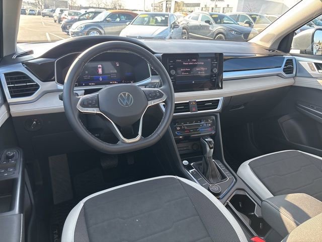 Used 2025 Volkswagen Taos SE w/ Panoramic Sunroof Package AWD/4WD image 31